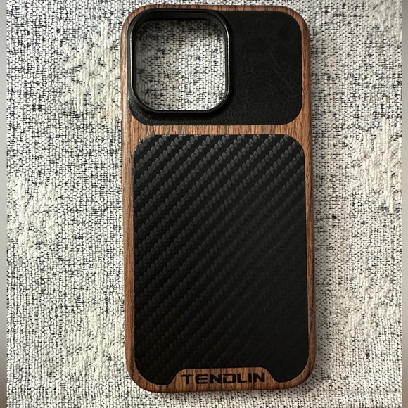 TENDLIN Wood Grain Carbon Fiber Texture Case - iPhone 14 Pro Max - Picture 2 of 3